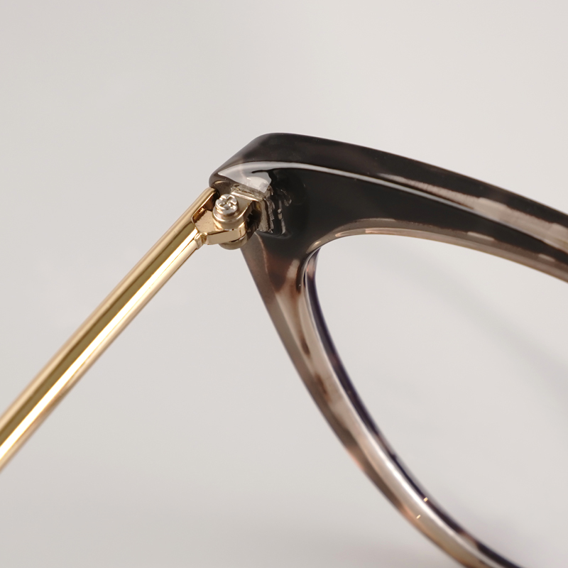 FOGLAX E139 M Black Tortoise, lifestyle image 6 of 8