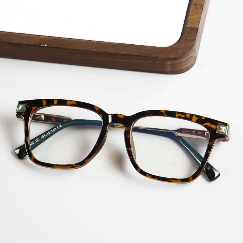 FOGLAX E237 L Tortoise, lifestyle image 4 of 8