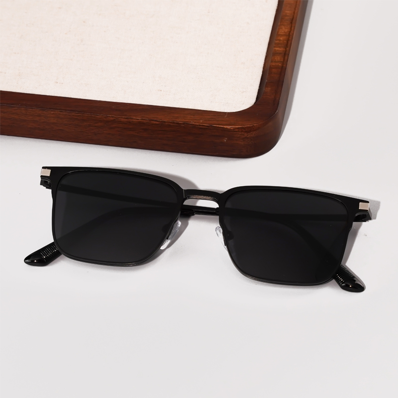 FOGLAX E310 Black L, lifestyle image 8 of 17
